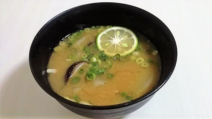 椎茸と昆布だしのお味噌汁カボス入り の料理レシピ かぼすをゴクゴク